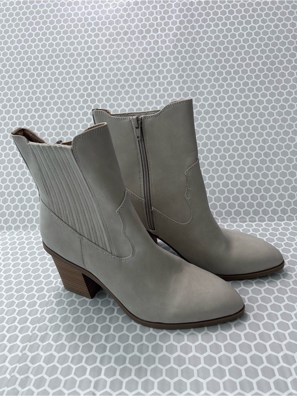 Lauren Conrad Women’s Light Tan Ankle Booties with Low Block Heel. NWOT Size 8